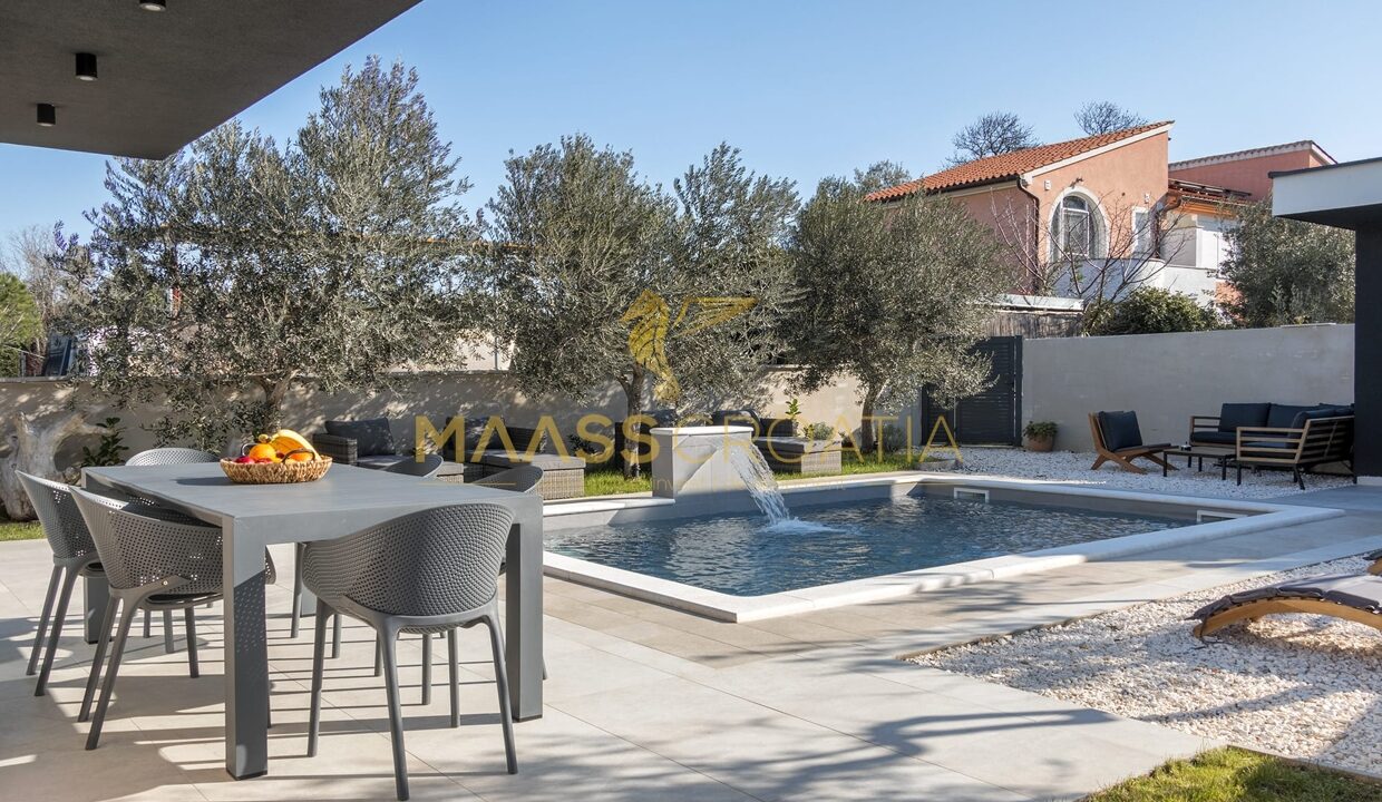 villa-m-premantura-backyard-side