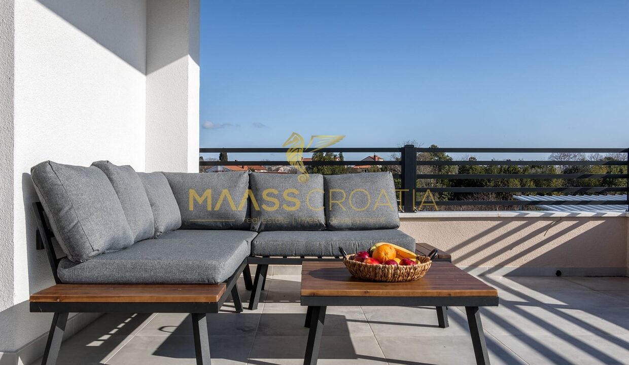 villa-m-premantura-honeycomb-balcony4