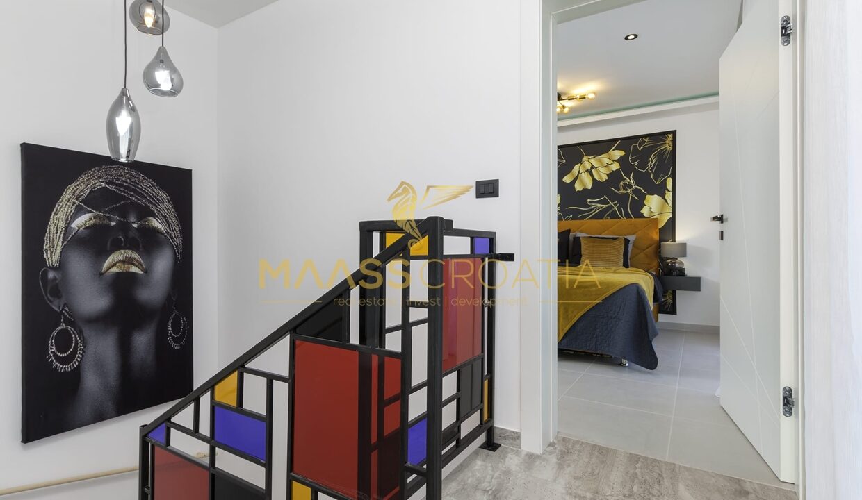 villa-m-premantura-golden-flowers-hallway