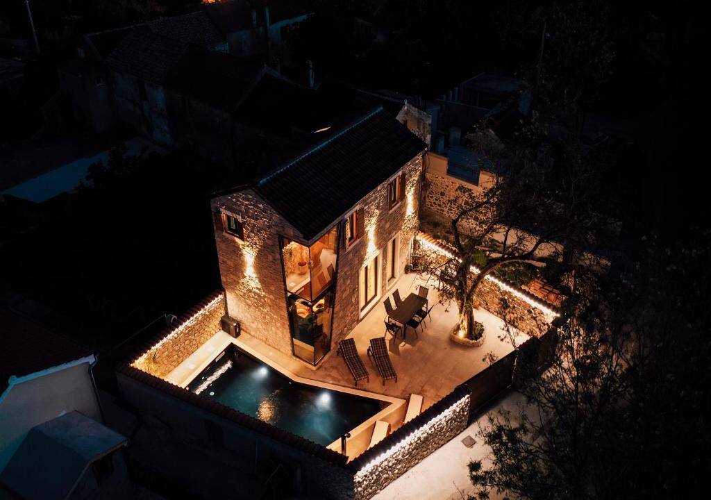 Neue moderne Villa aus Stein in der Region Zadar