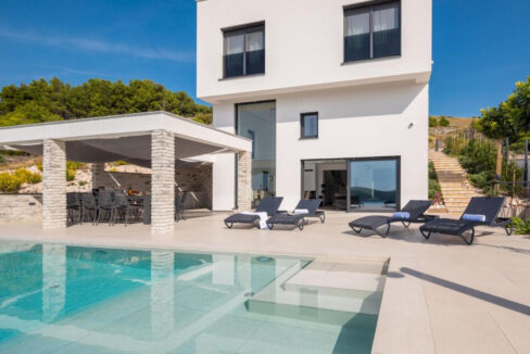 Neue moderne Villa mit Meerblick in der Nähe von Šibenik