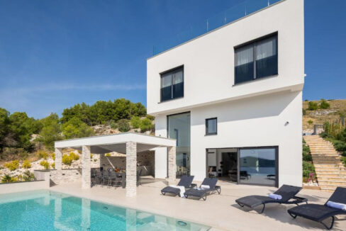 Neue moderne Villa mit Meerblick in der Nähe von Šibenik