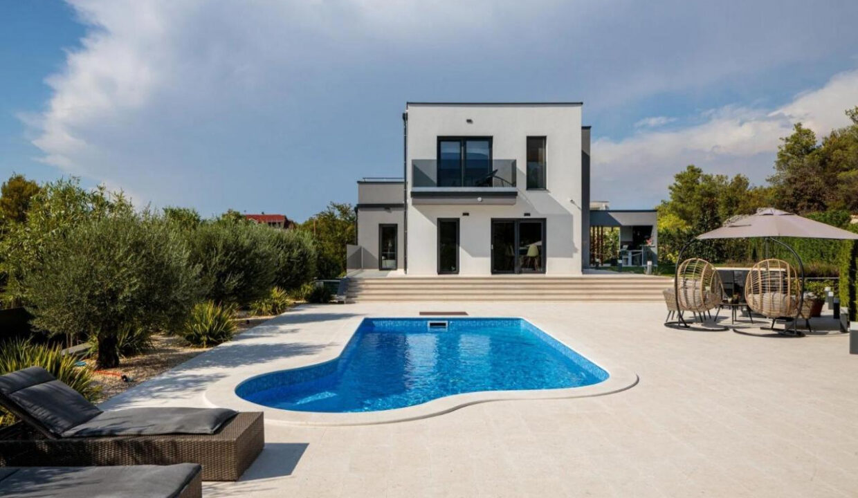 Neues Haus in der Nähe von Šibenik