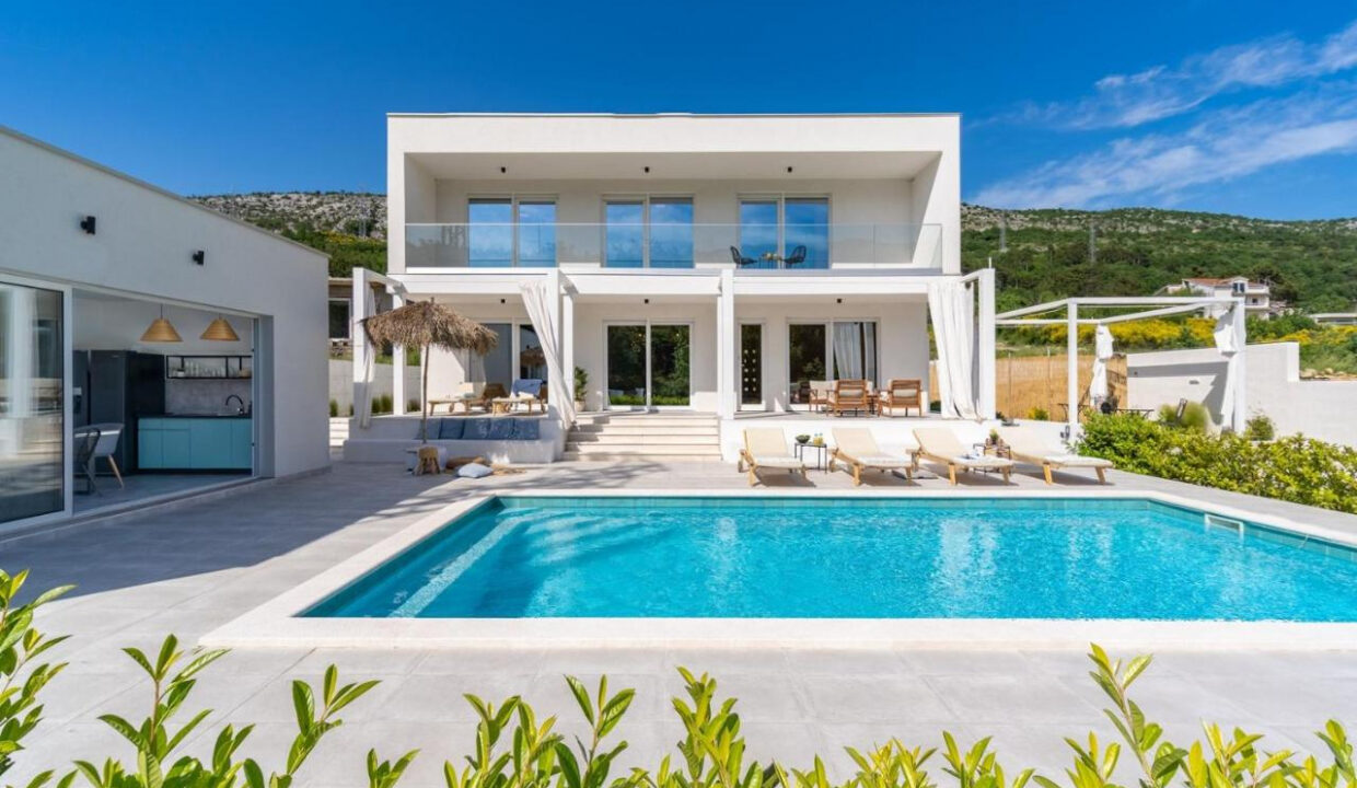 Wunderschöne weiße Villa bei Omis