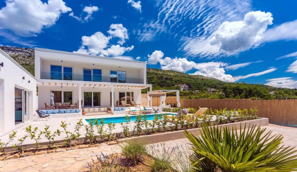 Wunderschöne weiße Villa bei Omis