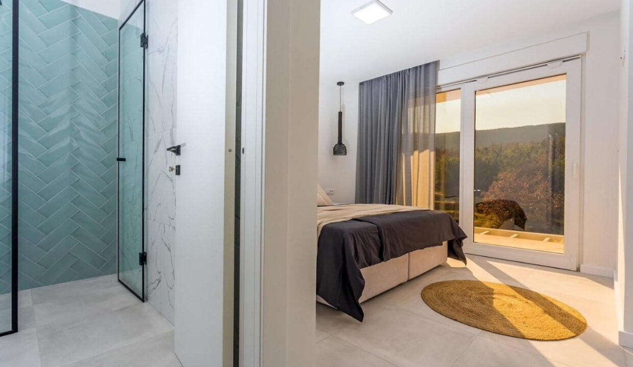 Wunderschöne weiße Villa bei Omis