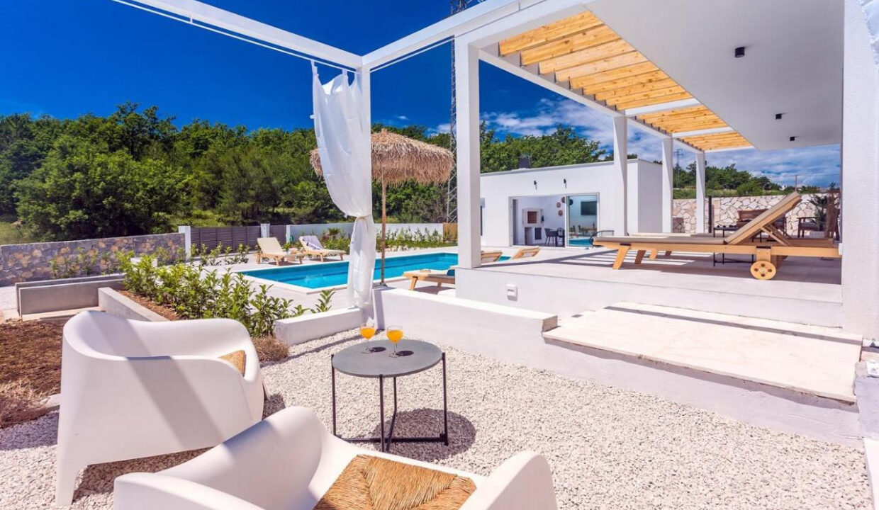 Wunderschöne weiße Villa bei Omis