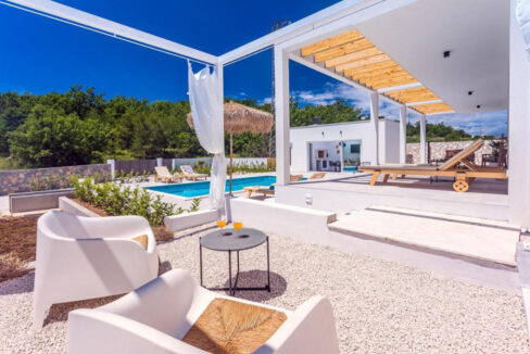 Wunderschöne weiße Villa bei Omis