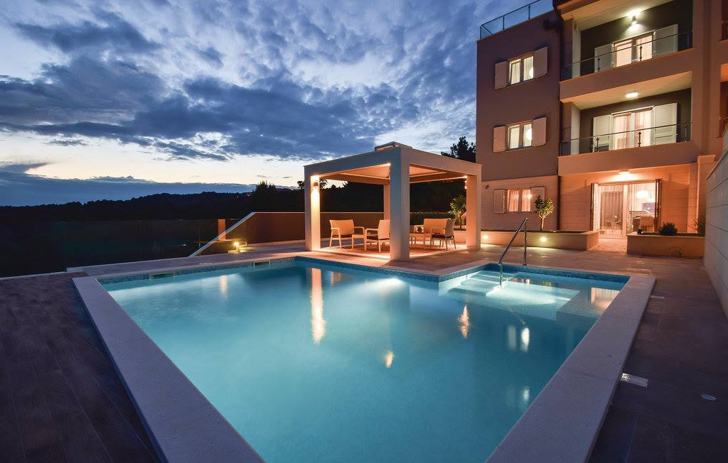 Atemberaubende Doppelhaushälfte Rogoznica