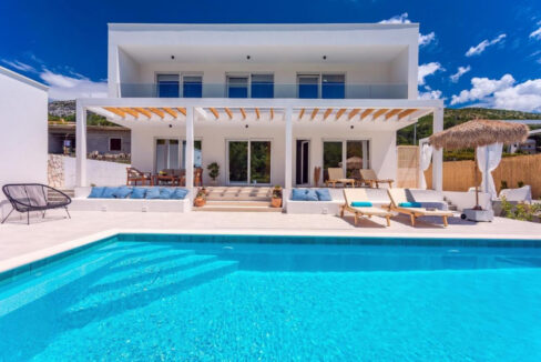 Wunderschöne weiße Villa bei Omis