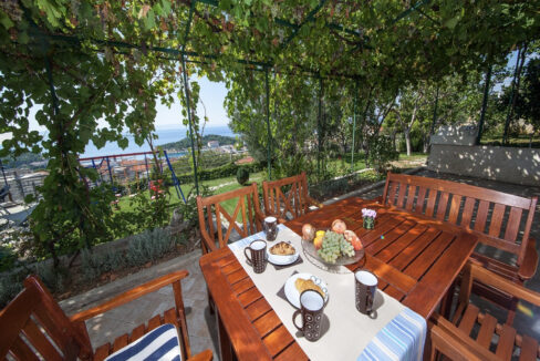 Haus mit Garten und Meerblick in Makarska