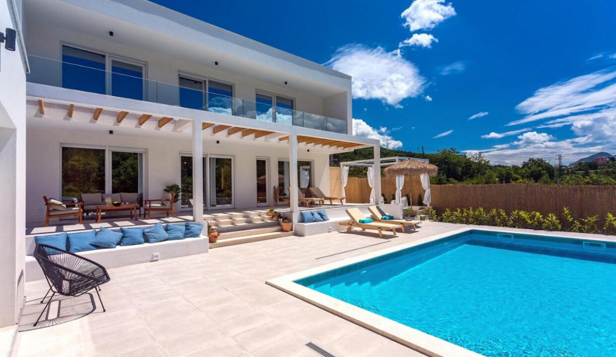 Wunderschöne weiße Villa bei Omis