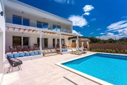 Wunderschöne weiße Villa bei Omis