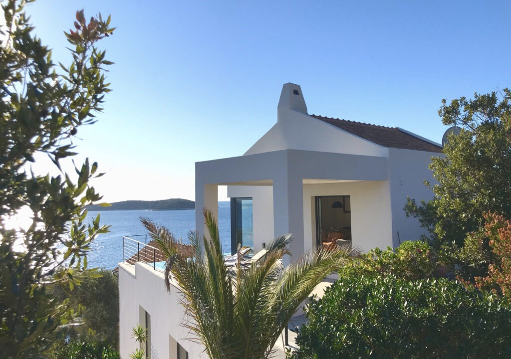 Weißes Haus mit Meerblick auf der Insel Vis