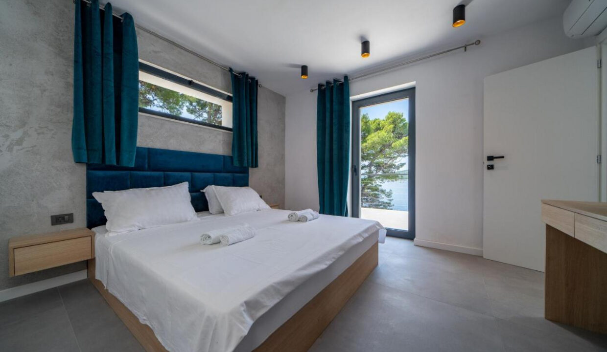 Villa aus Stein direkt am Meer auf der Insel Brac