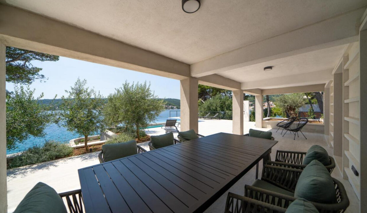 Villa aus Stein direkt am Meer auf der Insel Brac