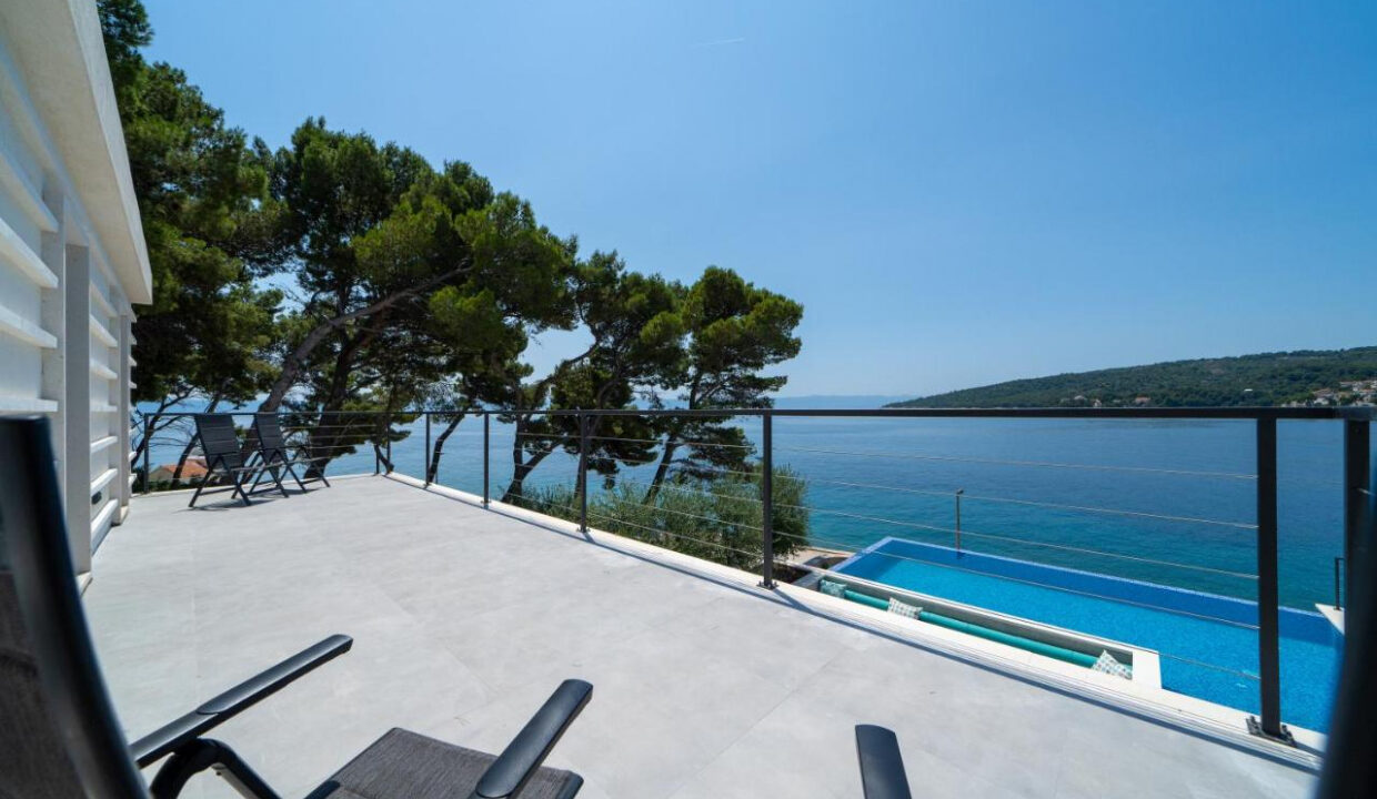 Villa aus Stein direkt am Meer auf der Insel Brac