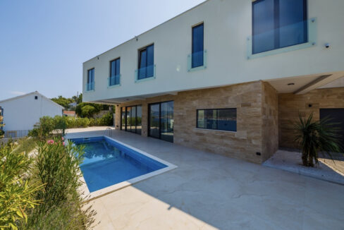 Neue moderne Villa auf Ciovo, nahe am Meer