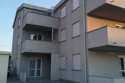 Appartementhaus mit Meerblick in Cesarica